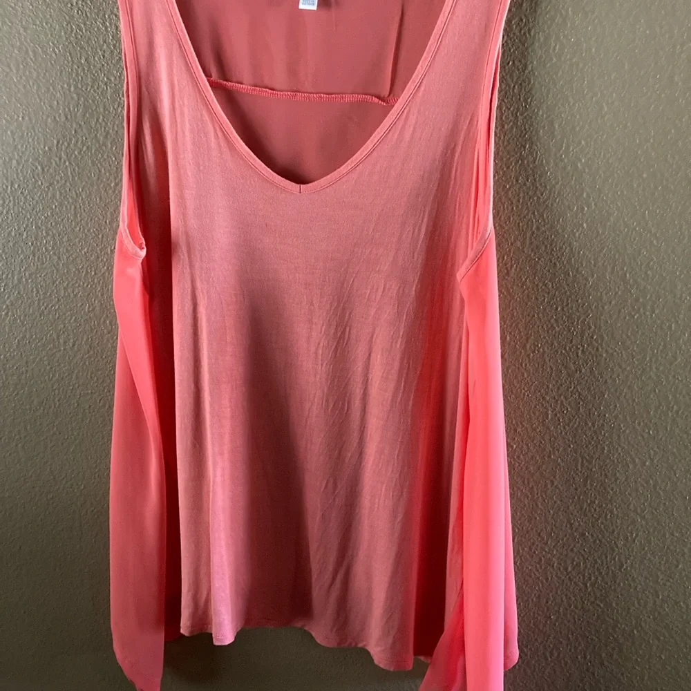 2 flowy Tanks - Picture 1 of 6
